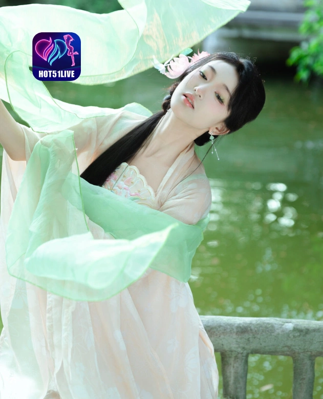 Aurora Thompson HOT51LIVE